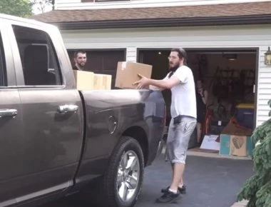 Φίρμα έχει γίνει ο 30άρης άεργος που του έκαναν έξωση οι γονείς του: «Με παρενοχλούν»